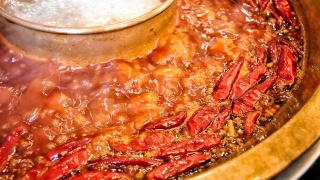 代言德芙的女星，邓紫棋和杨逾越还好，看到关晓彤：经典永流传：