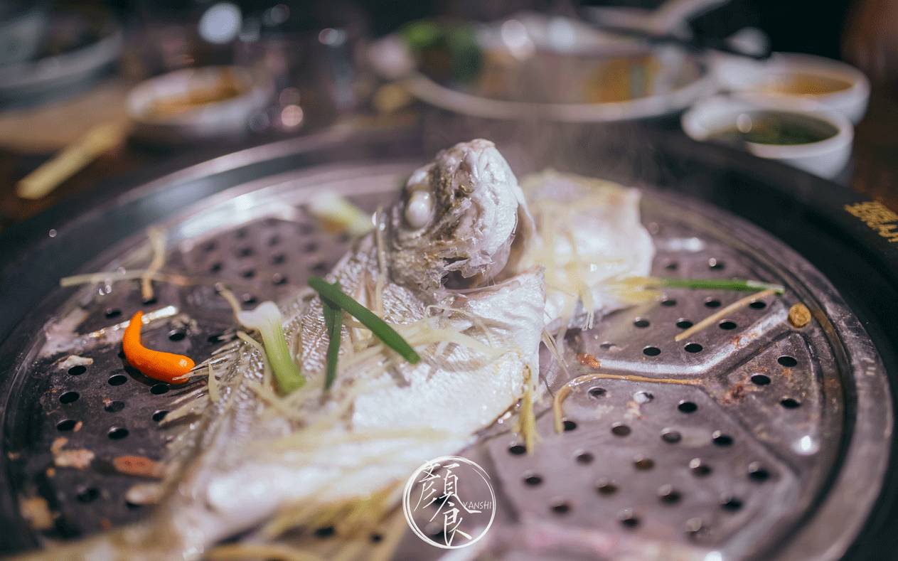 MK电竞|钞票动起来了！手机QQ扫百元人民币普及纸币防伪知识