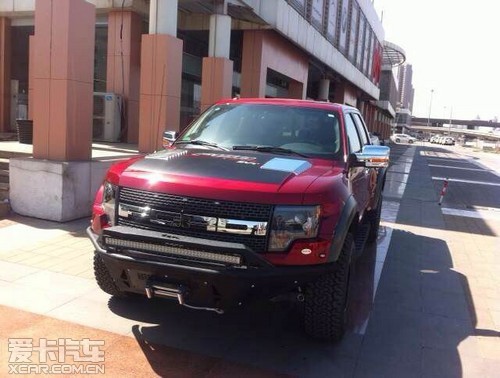 MK电竞：优衣库携手全球时尚造型女王Olympia Le-T